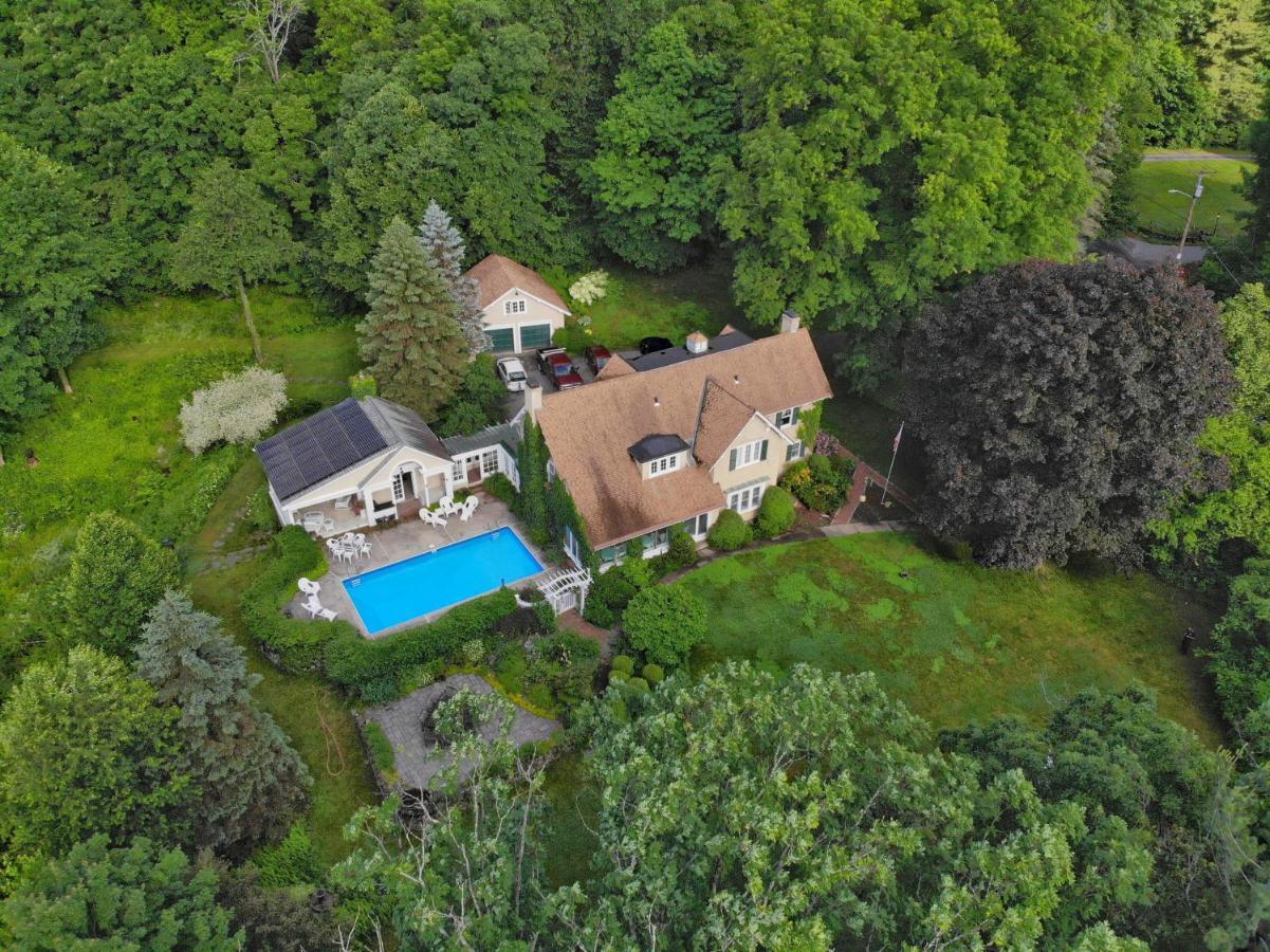 Howarth House Bed And Breakfast Fitchburg Exterior photo