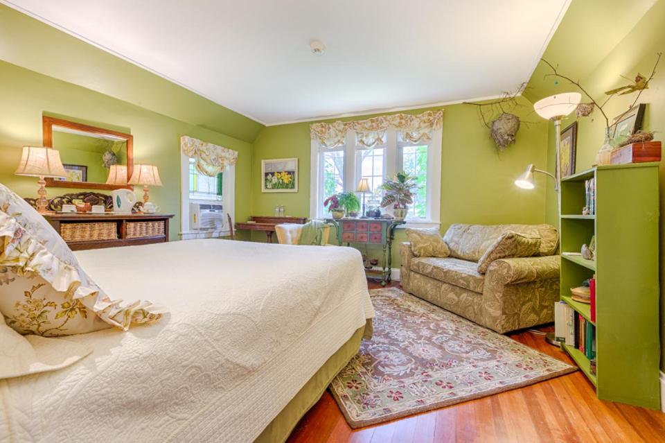 Howarth House Bed And Breakfast Fitchburg Exterior photo