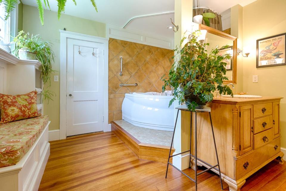 Howarth House Bed And Breakfast Fitchburg Exterior photo