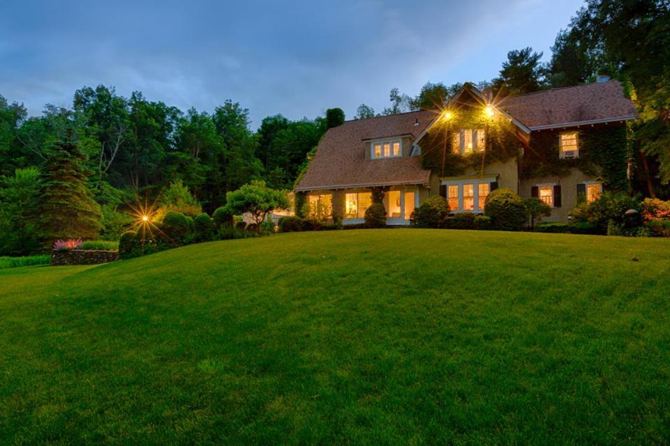 Howarth House Bed And Breakfast Fitchburg Exterior photo