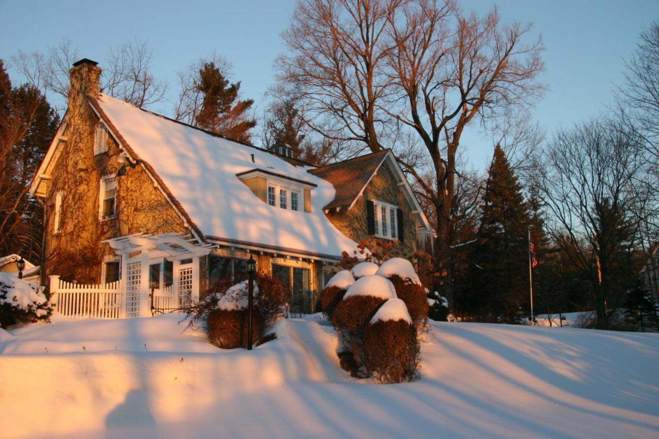 Howarth House Bed And Breakfast Fitchburg Exterior photo