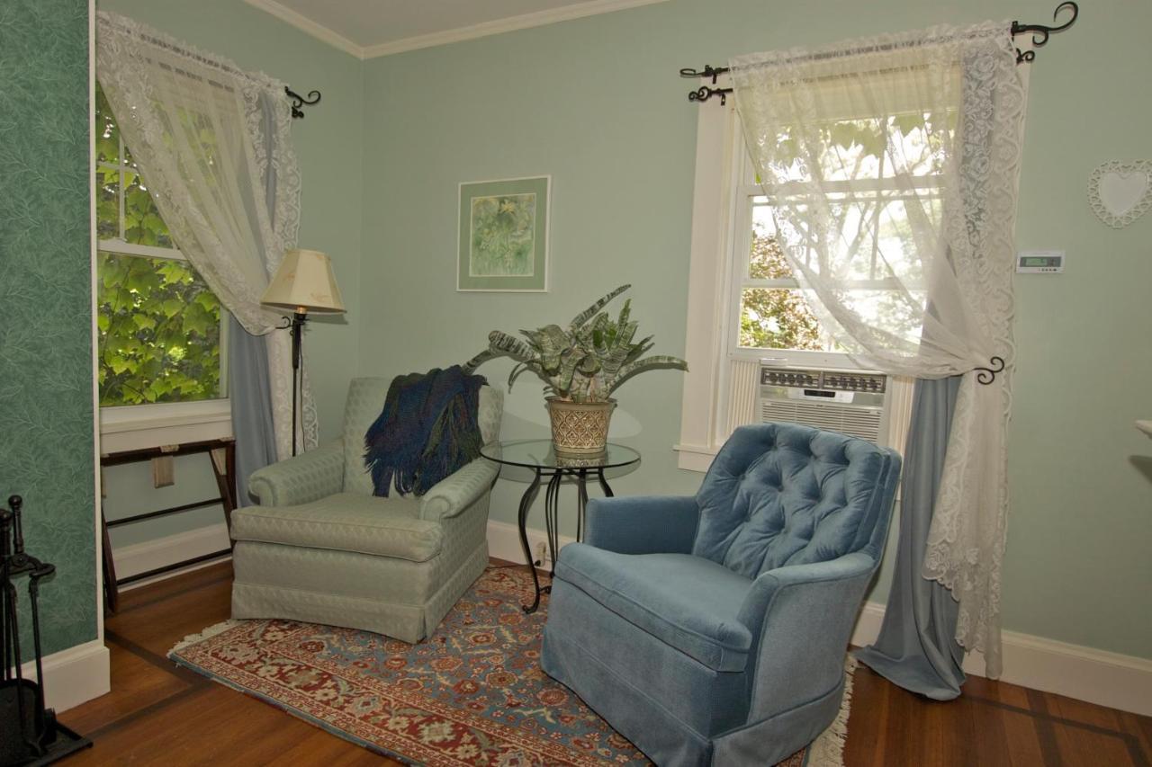 Howarth House Bed And Breakfast Fitchburg Exterior photo