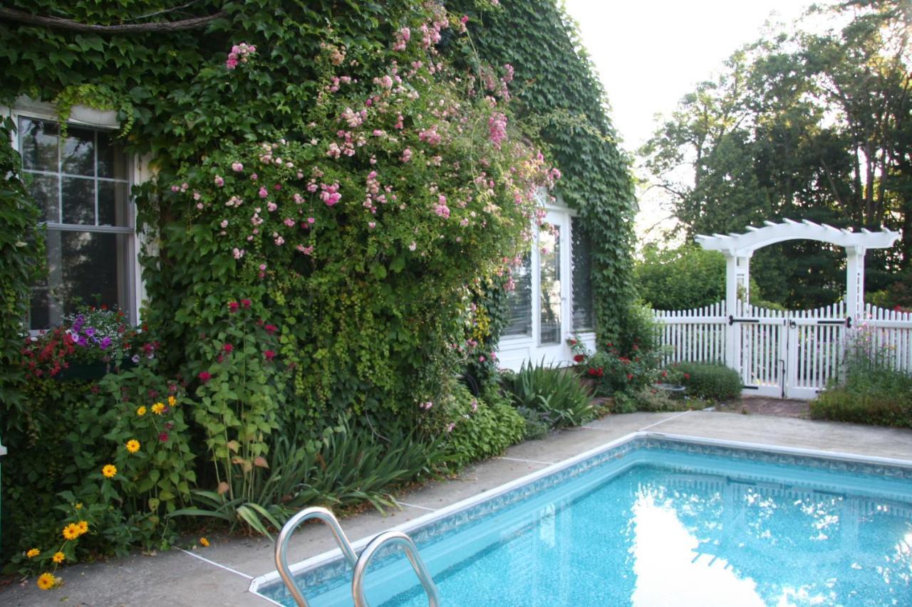 Howarth House Bed And Breakfast Fitchburg Exterior photo