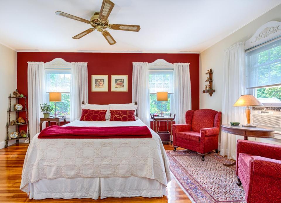 Howarth House Bed And Breakfast Fitchburg Exterior photo